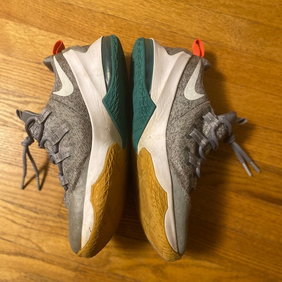 LeBron XIII low - Picture 2 of 7